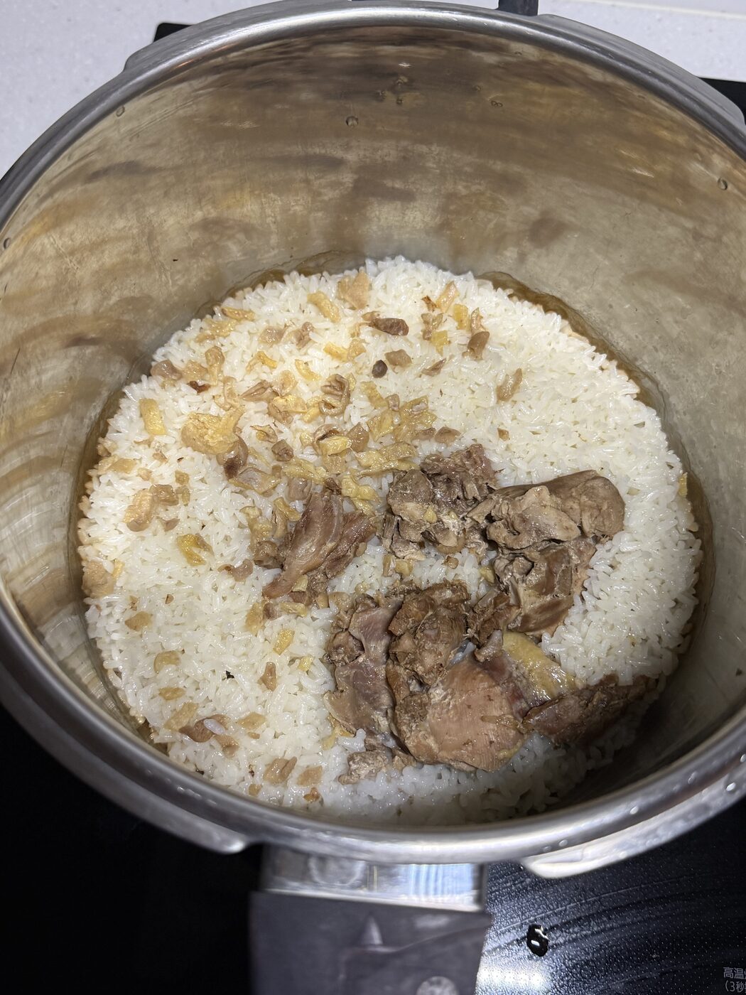 圧力鍋で炊いた鶏肉飯と焦がしネギ