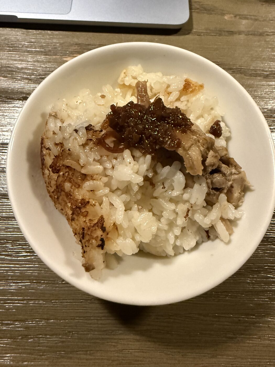 焦がしネギ油をかけた台湾風の鶏肉飯