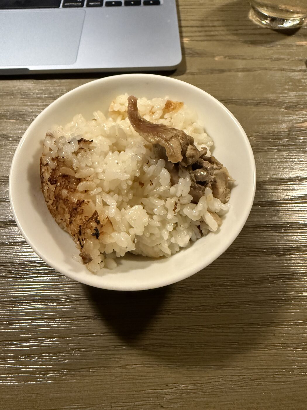 茶碗によそった鶏肉飯とおこげ